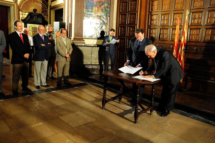 Iglesias firma acuerdos para la recuperación y dinamización de Montañana (Huesca