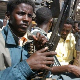 guerrilleros ruanda rifles pplanos posan