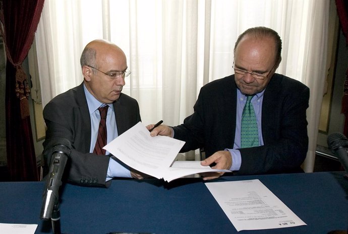 Ramon Font y Francesc Guardans firmando el acuerdo entre el primer CAC y CoNCA