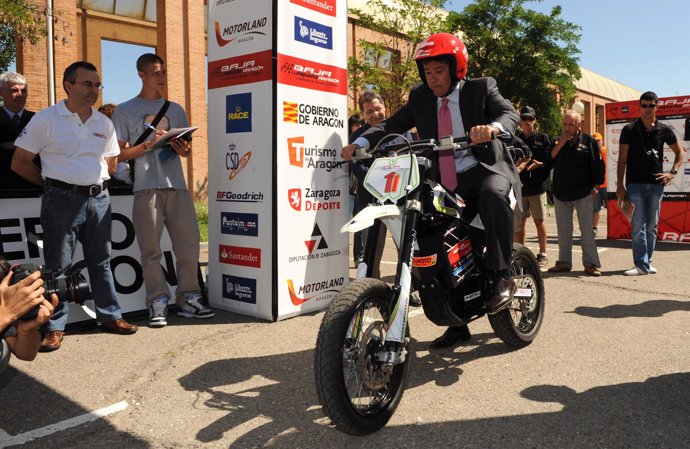 El consejero Aliaga prueba una de las nuevas motocicletas de la Baja