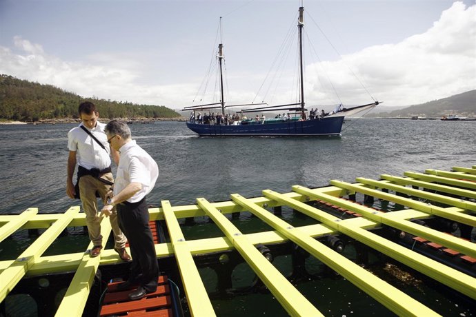 Batea de polietileno de alta densidad en ría de Muros y Noia