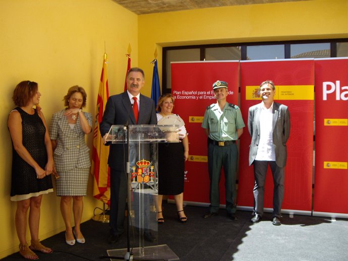 Javier Fernández visita al Cuartel de la Guardia Civil en Calaceite (Teruel)