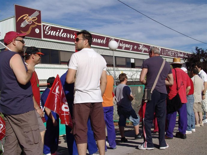 Trabajadores de esta factoría de guitarras a las puertas de la factoría