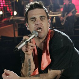 Recurso de Robbie Williams cantando tumbado