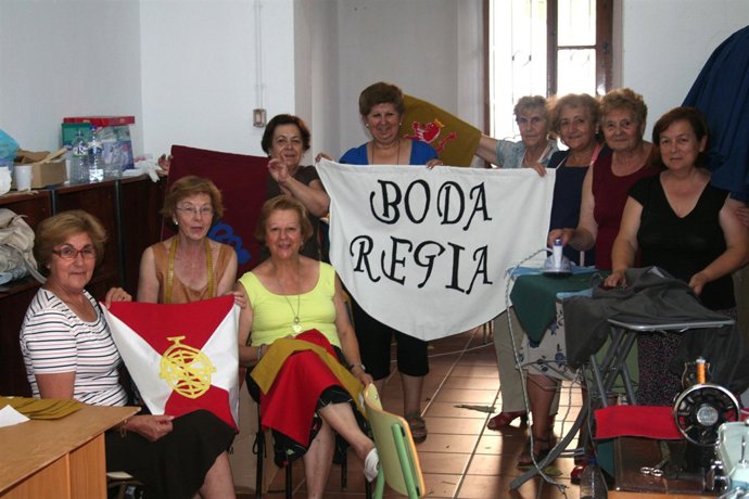 Mujeres participando en el taller de trajes medievales