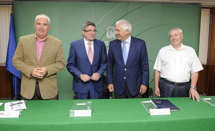 El  secretario general de CCOO, Santiago Carbonero, el consejero de Gobernación 