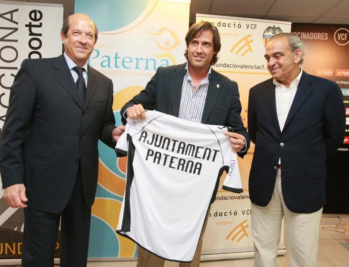 El presidente del Valencia, Manuel Llorente, el alcalde de Paterna, Lorenzo Agus