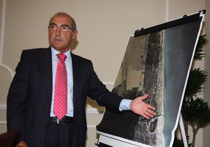 El concejal Alfonso Novo muestra el área afectada en un mapa 