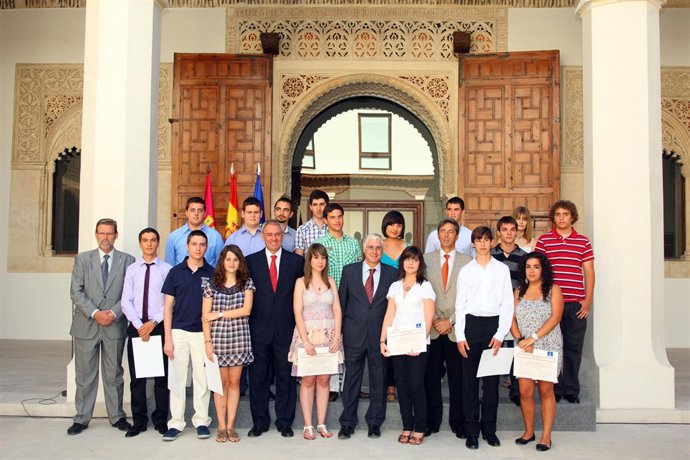 El presidente con los estudiantes galardonados