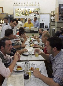 Personas comiendo en un restaurante