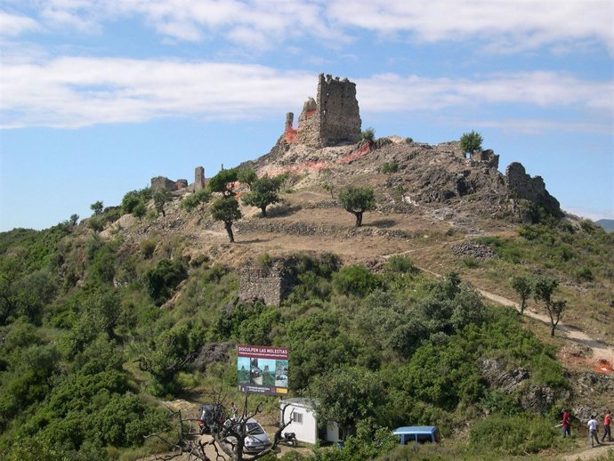 Expertos trabajan en los restos de Turís