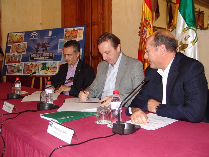 Juan Carlos Usero y Manuel Recio firman un convenio de colaboración 