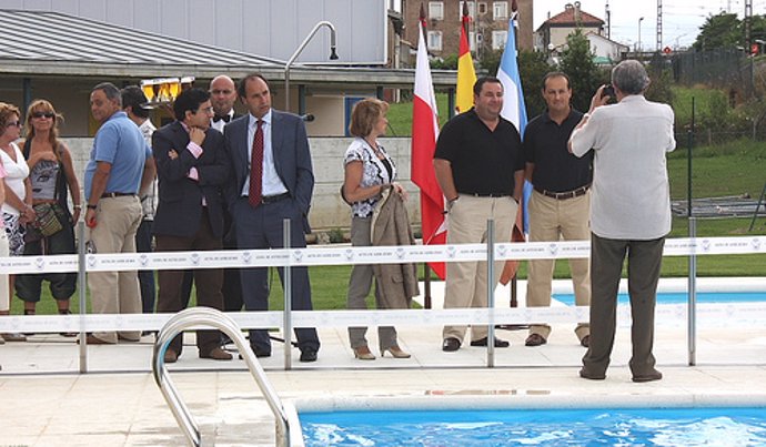 Las autoridades en las piscinas de Guarnizo