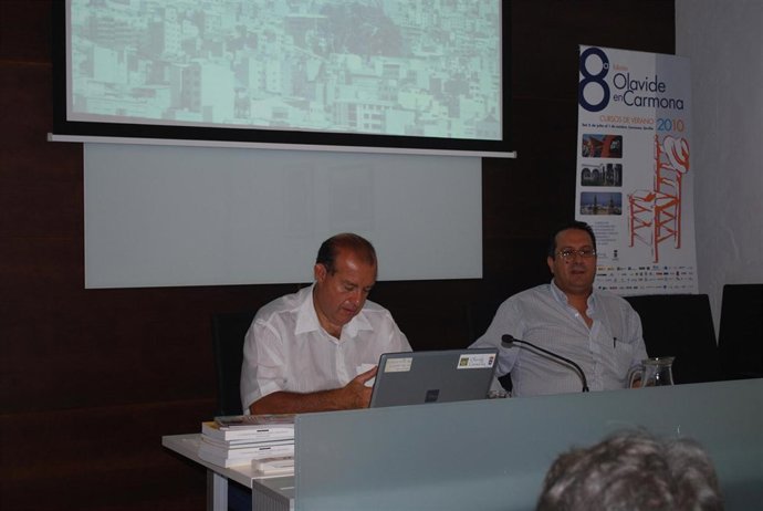 De izquierda a derecha, el profesor Nelson Saule y el coordinador del curso 'Ley