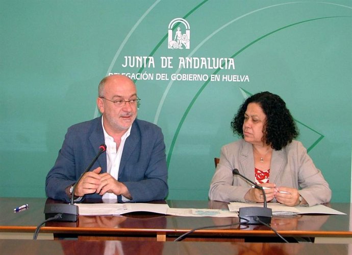 El delegado de la Junta en Huelva y la delegada de Economía, Innovación y Cienci