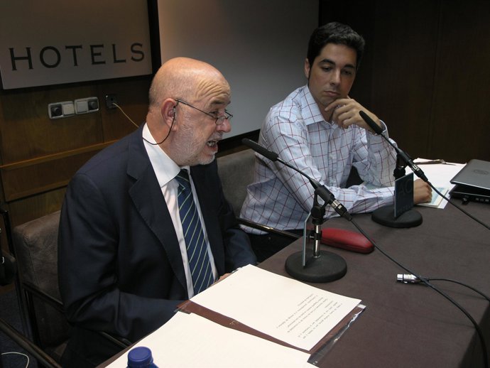 El rector de la UAL, Pedro Molina, y el periodista Juan Gabriel García