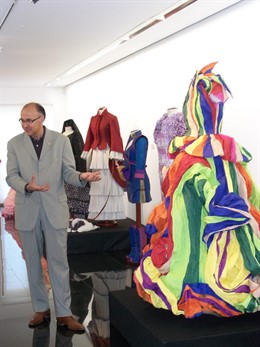 Ruiz Medrano inaugura la exposición 'Vestidos de papel' en Valladolid