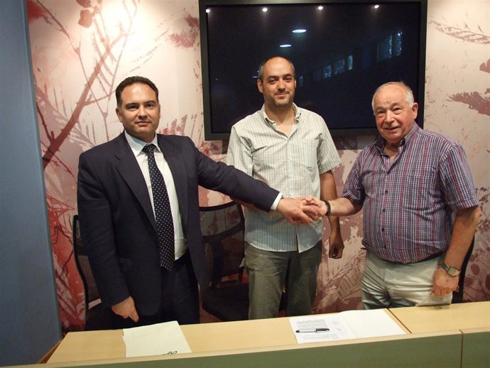 Firma de la colaboración entre Cajalón, la Asociación de Empresarios de la Jacet