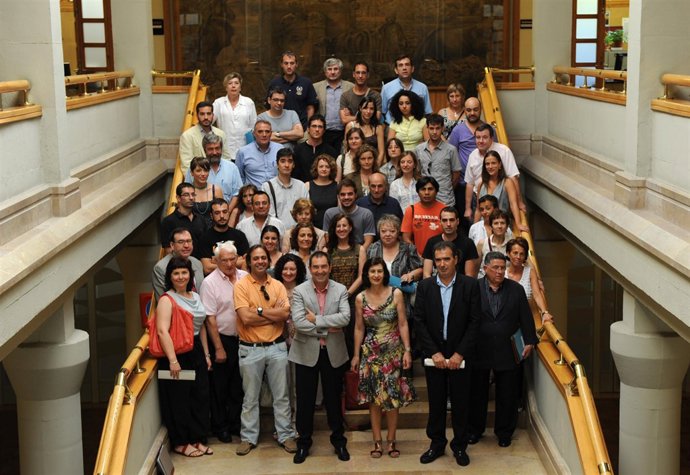 La consejera Ana Fernández junto a los responsables de las 34 ONG