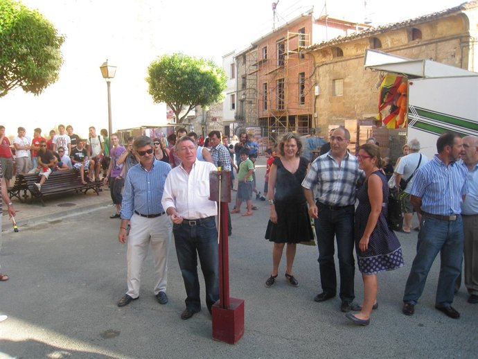 El alcalde acudió acompañado de otras autoridades riojanas