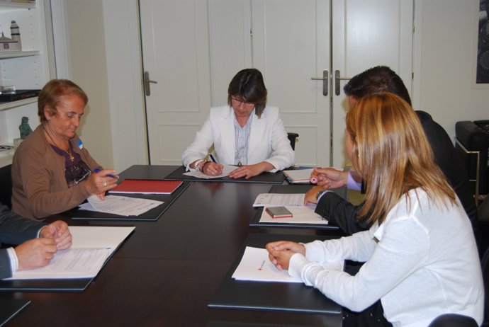 Rosa Quintana firma convenio con Cruz Roja
