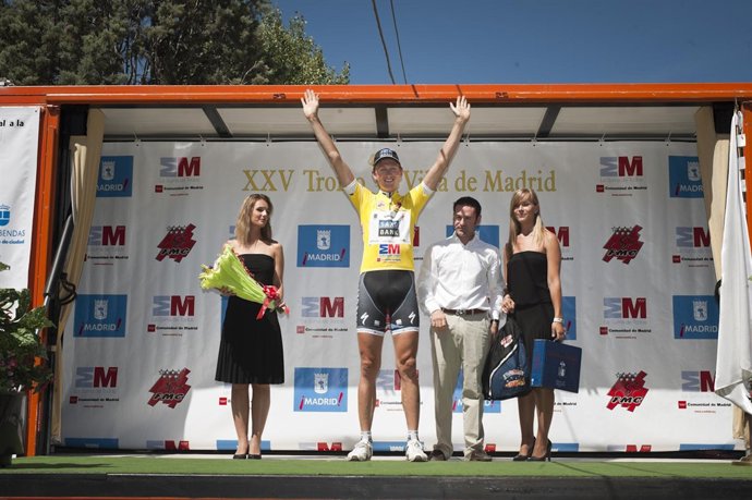 El ganador, con el maillot amarillo