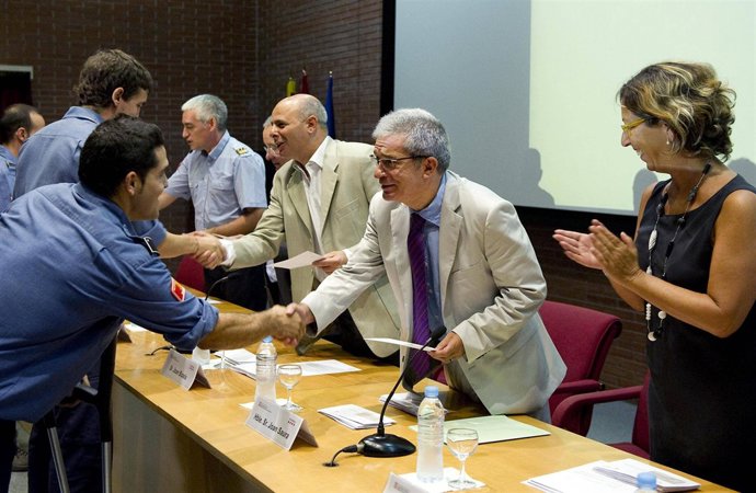 Saura felicita a los nuevos bomberos