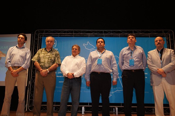 Navarro y Rus, junto a otros dirigentes del PP
