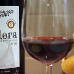 copa de vino junto a botella