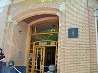 El marido de la mujer aparecida muerta en una portería vestía ropa con sangre y cortes en brazos