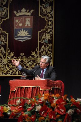 El juez Baltasar Garzón impartiendo una conferencia en la Universidad de Verano 