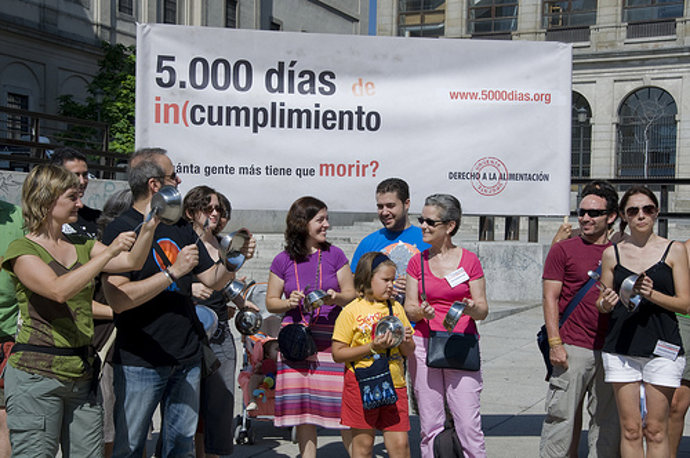 Grupo de manifestantes de la campaña 'Derecho a la Alimentación Urgente'