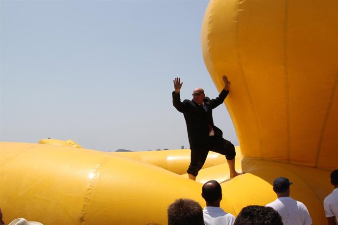 Leo Bassi en un flotador pato