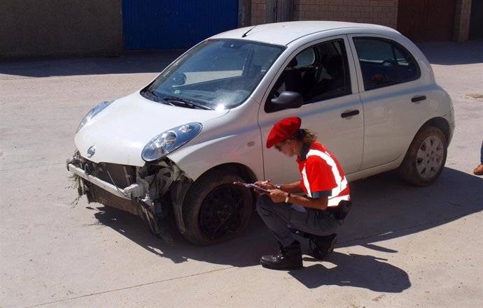 Imagen del coche tras el accidente de tráfico ocurrido cerca de Falces.