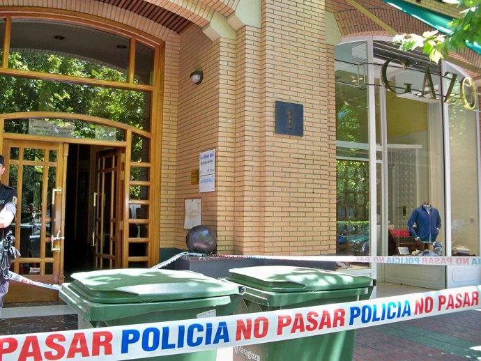 Portal número 1 de la plaza de los Sitios de Zaragoza donde apareció muerta una 