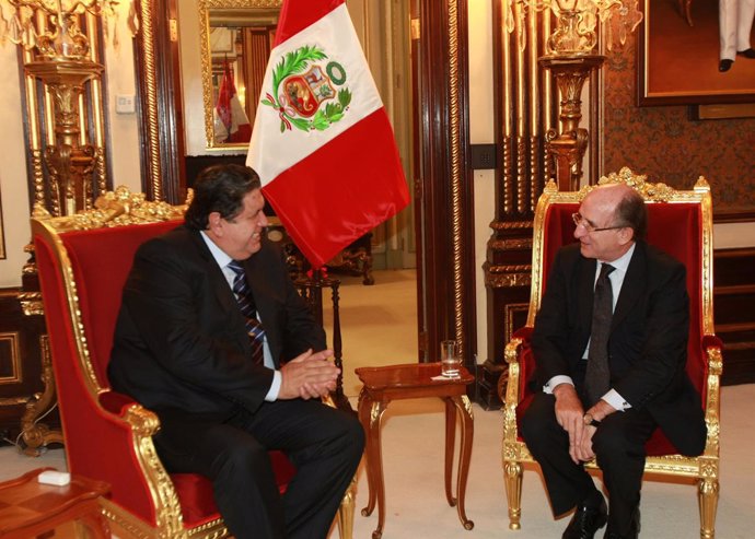 El presidente de Perú, Alán García, y el de Repsol , Antonio Brufau