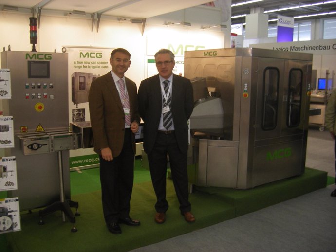 Máquina de la máquina nominada en París con los ingenieros de la empresa MCG (Mo