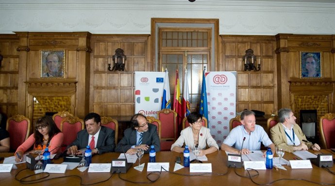 Participantes en la inauguración del curso