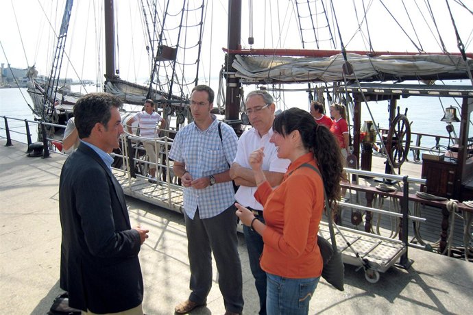 Martín con científicos del Proyecto Theseus