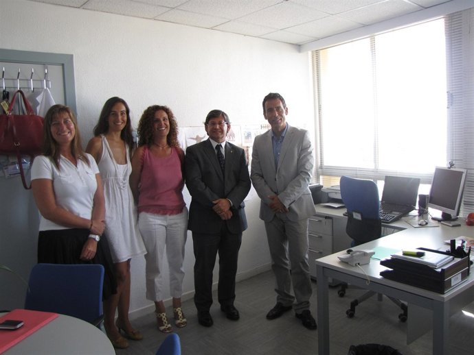 Thomàs (el segundo por la dcha.), junto al equipo del programa piloto.