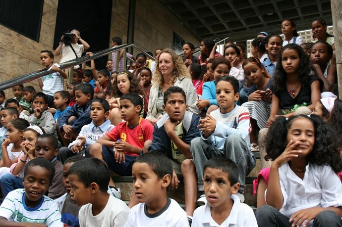 Noemí Martín con los niños saharauis del programa 'Vacaciones en paz'