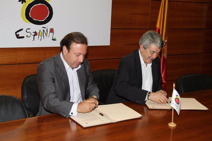 Mesquida y el presidente de Paradores firman el acuerdo de promoción
