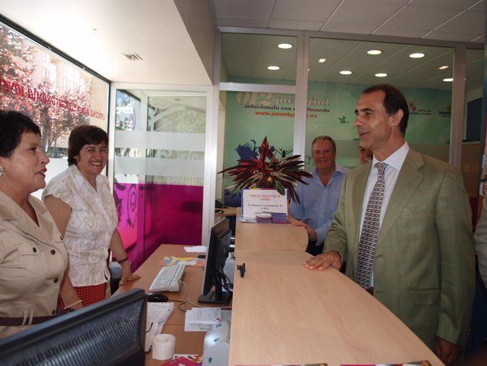Antón inaugura la Oficina para la Autonomía Joven de Burgos.