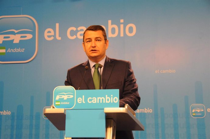 El secretario general del PP-A, Antonio Sanz, en rueda de prensa