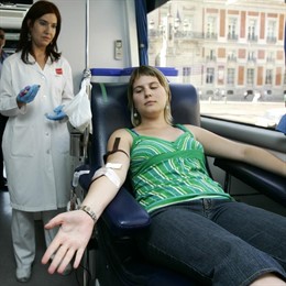 chica donando sangre autobus puerta del sol