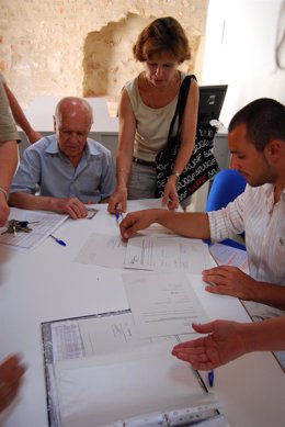 Aguiló (dcha.), durante la firma de los convenios.