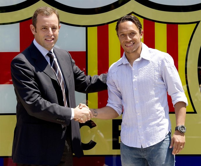 Adriano firma su contrato