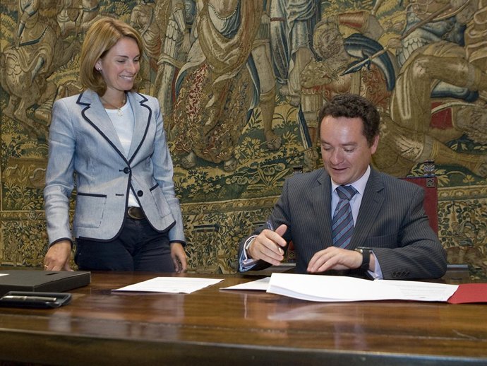 Firma del convenio de colaboración entre los representantes de ambas partes