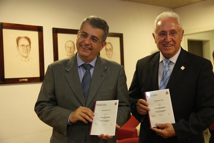 Llena y Monné muestran el pasaporte equino