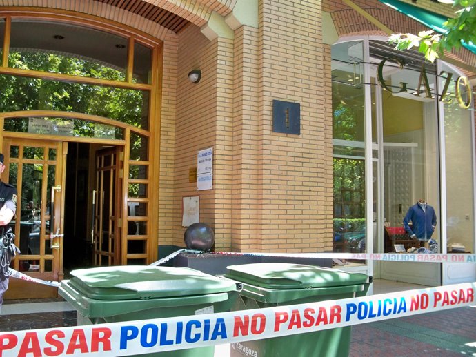 Portal número 1 de la plaza de los Sitios de Zaragoza donde apareció muerta una 
